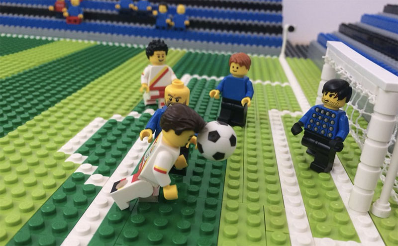 Brickstand, l'homme qui construit les stades de football en Lego